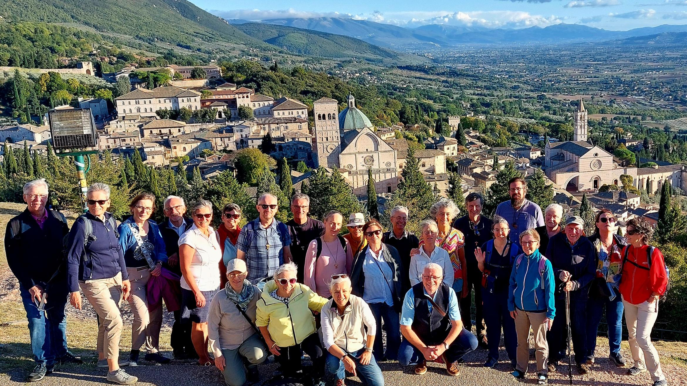 Die Pilgergruppe Assisi auf dem Festungshügel oberhalb der Stadt